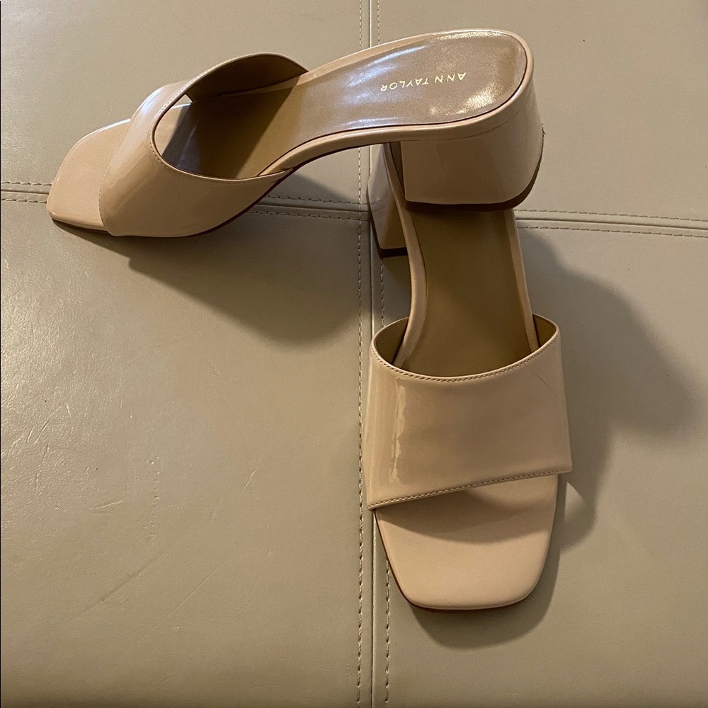 Ann Taylor Nude Beige Block Heel Mules Size 7 M - Picture 2 of 7